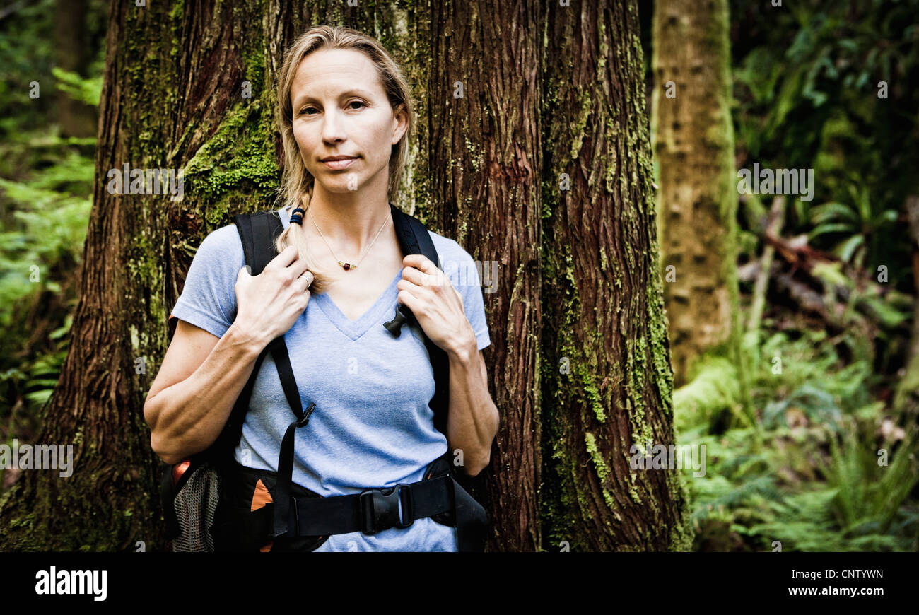 Porträt von einem mittleren Alter kaukasischen Frau trägt einen Rucksack, kleine Si Trail, Washington, USA. Stockfoto