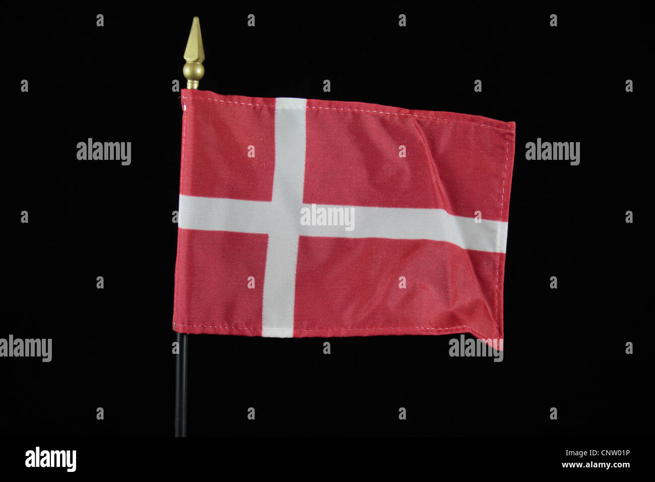 Die Nationalflagge des Königreichs Dänemark auf einem schwarzen Hintergrund. Stockfoto