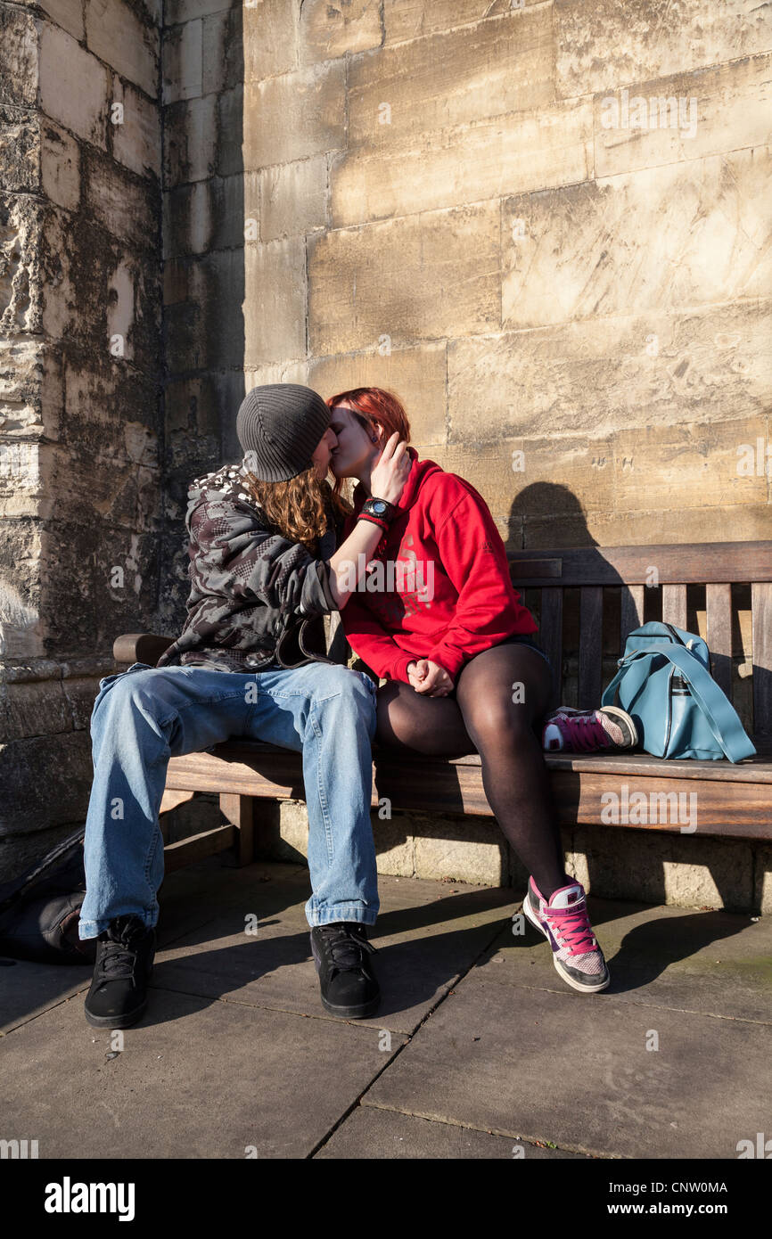 Jack und Emma in York an einem schönen Frühlingstag...  ein junges Paar in Liebe und freundlich genug, um mir erlauben, sie zu fotografieren Stockfoto