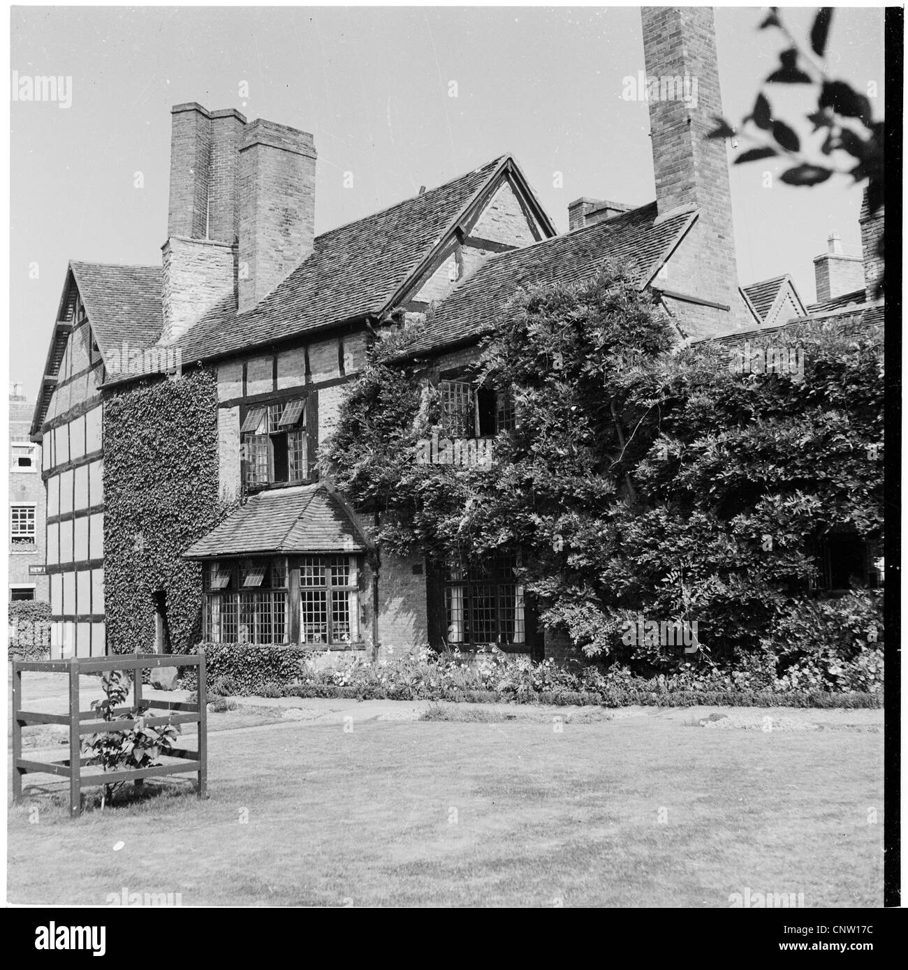 Historische Aufnahme aus den 1950er Jahren von Stratford-upon-Avon, dem Geburtsort des englischen Dramatikers William Shakespeare. Stockfoto