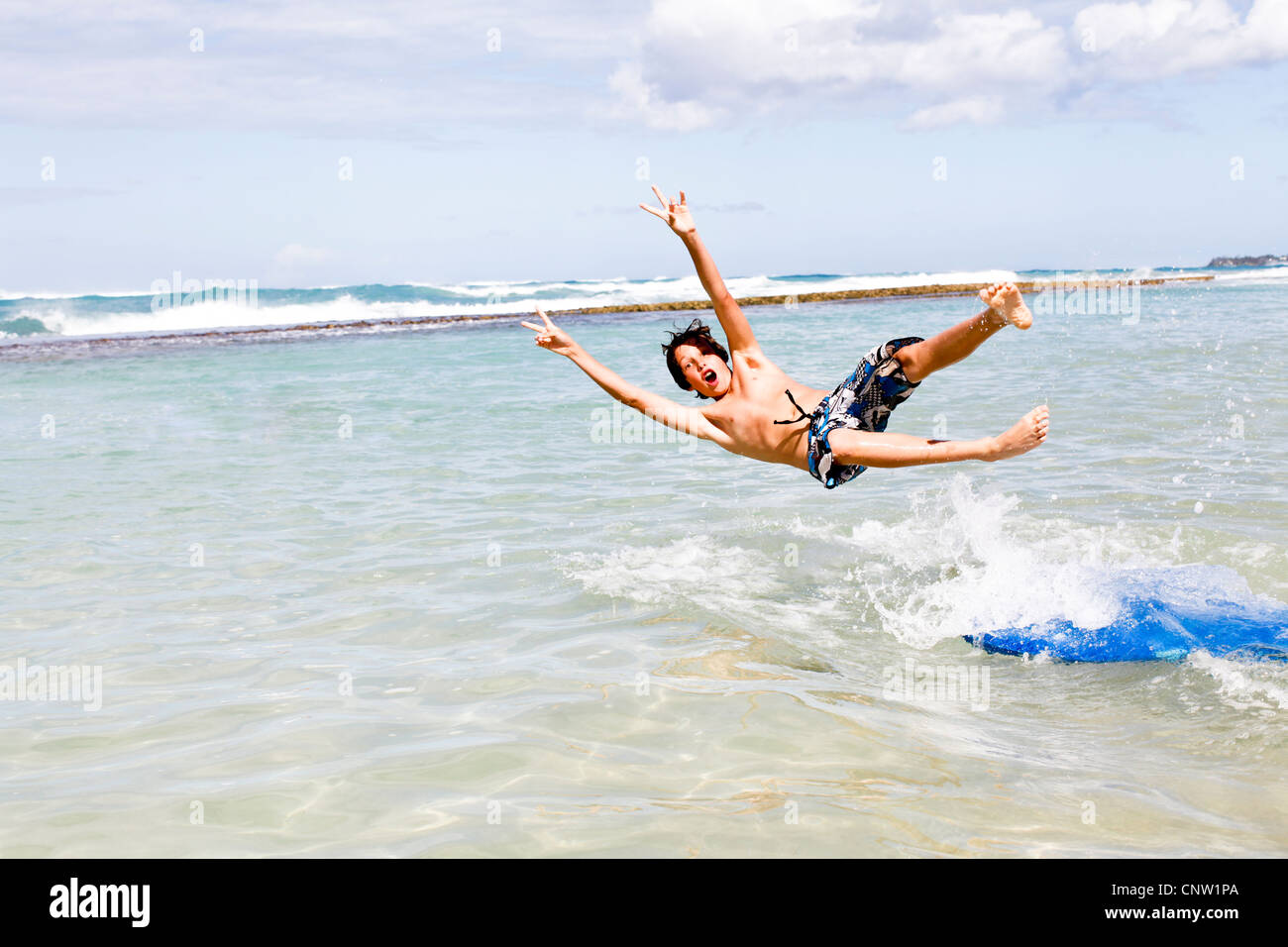 Junge mit einem fliegenden springen ein Boogie-board Stockfoto