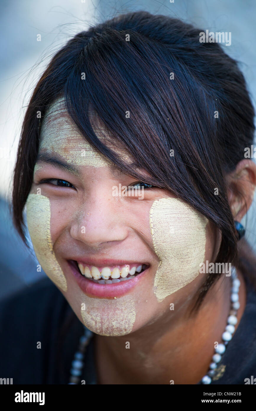 Burmesische Teenagerin in Mandalay, Myanmar Stockfoto