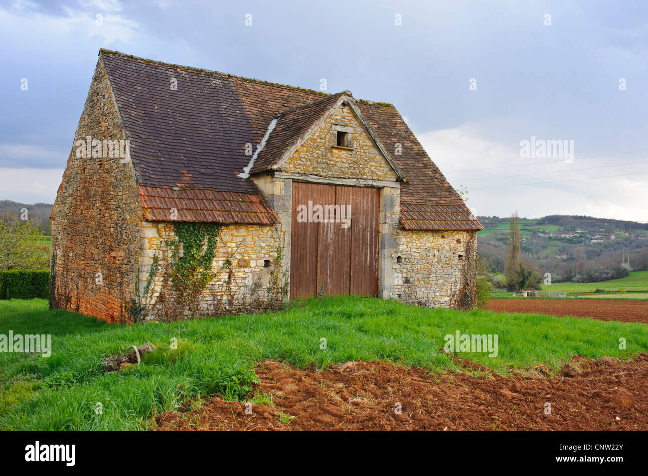 Französisch auf dem Bauernhof Scheune und reiche rote Erde im Departement Lot in Südfrankreich Stockfoto