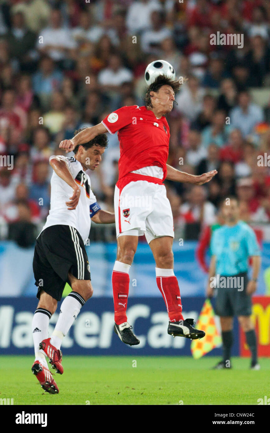 Rene Aufhauser der Austria (R) leitet den Ball über Michael Ballack von Deutschland (L) während eines Spiels der UEFA Euro 2008-Gruppe B. Stockfoto