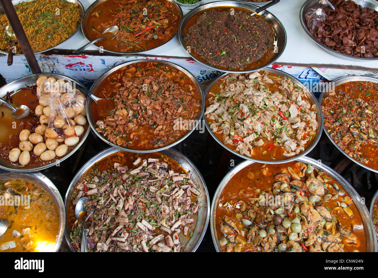 Thailändisches Essen in Khlong Toey Markt in Bangkok, Thailand Stockfoto