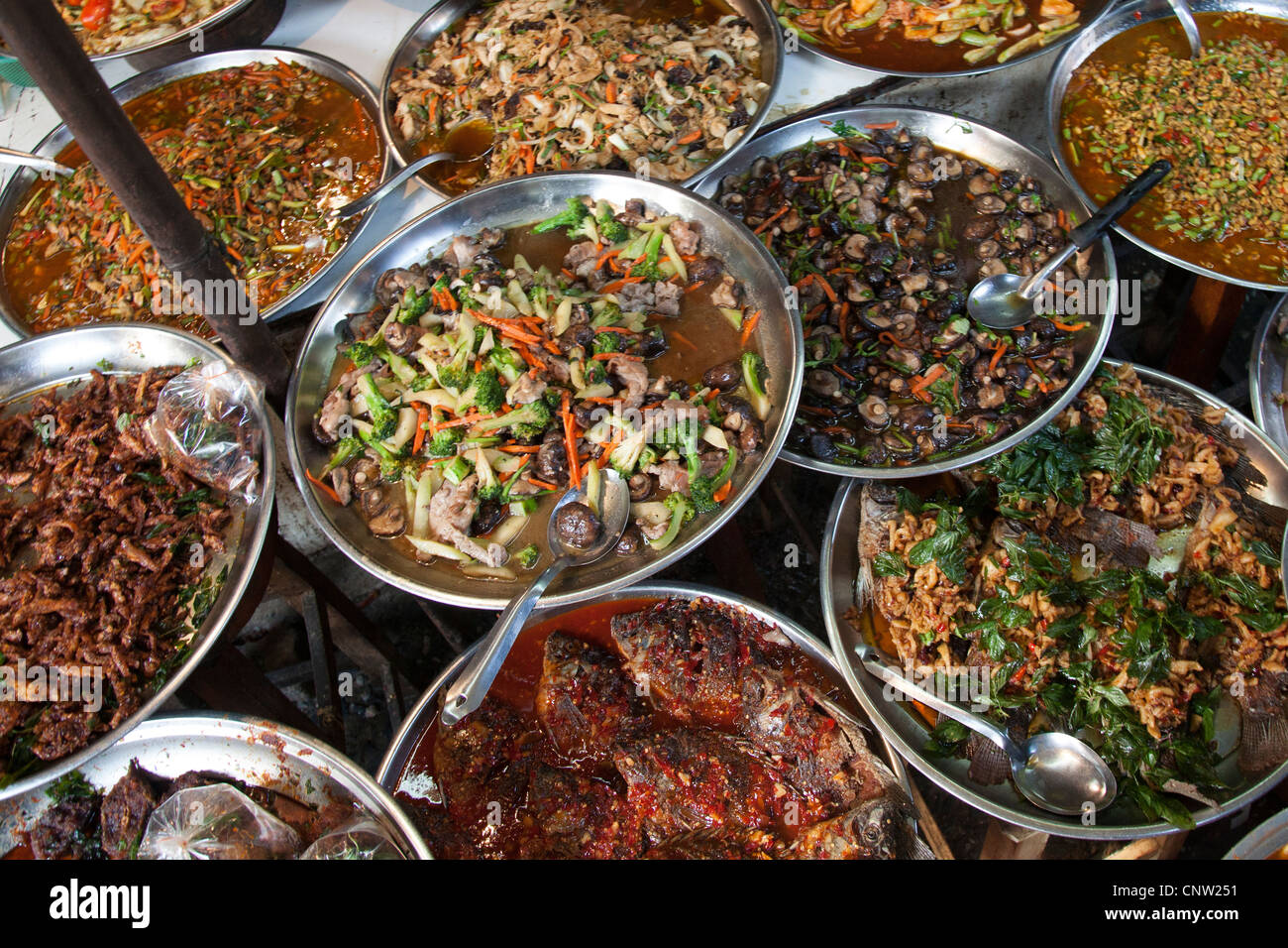 Thailändisches Essen in Khlong Toey Markt in Bangkok, Thailand Stockfoto
