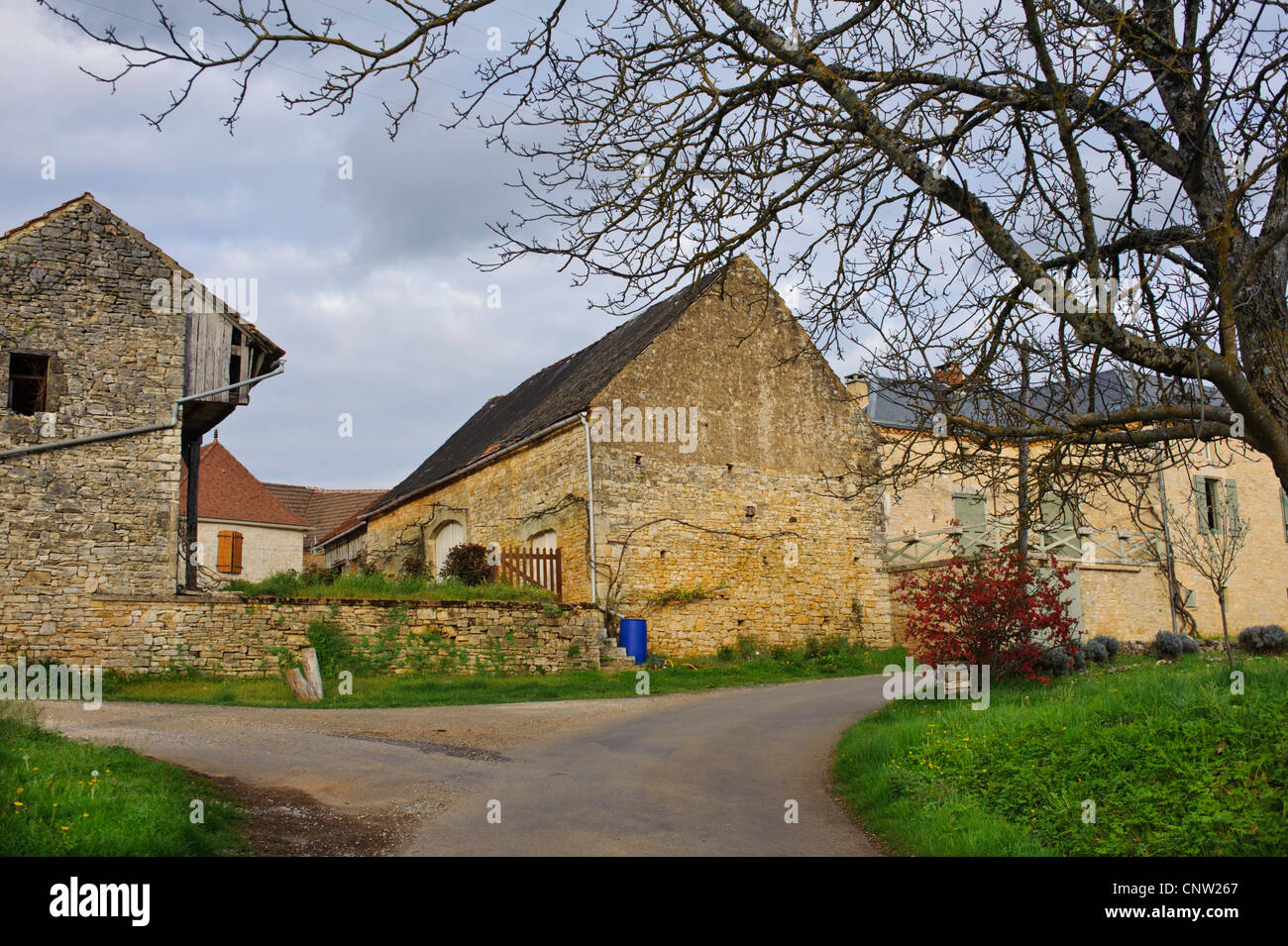 Landstraße laufen zu kleinen französischen Dorf in Südfrankreich im Vallée du Lot in der Nähe von Degagnac Stockfoto