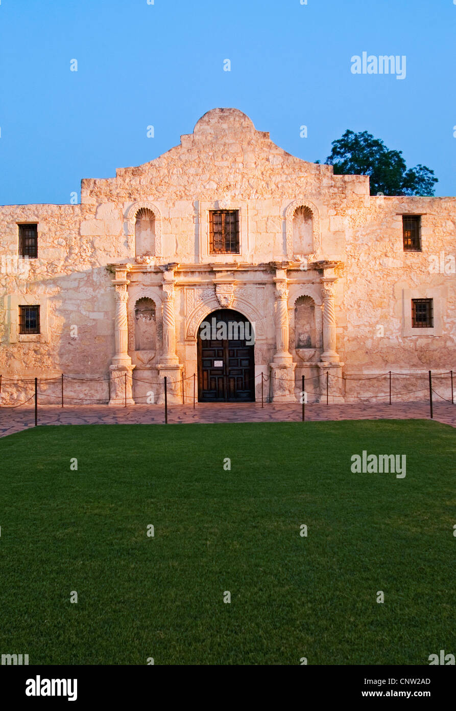 Die Alamo in San Antonio, TX in der Abenddämmerung. Stockfoto