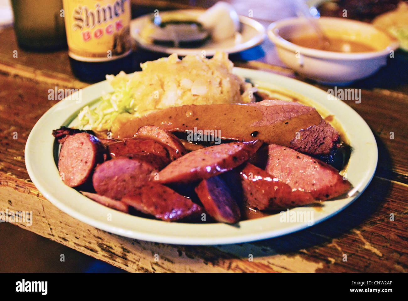Eine Mahlzeit im Salt Lick Bar-B-Que in Dripping Springs, TX. Stockfoto