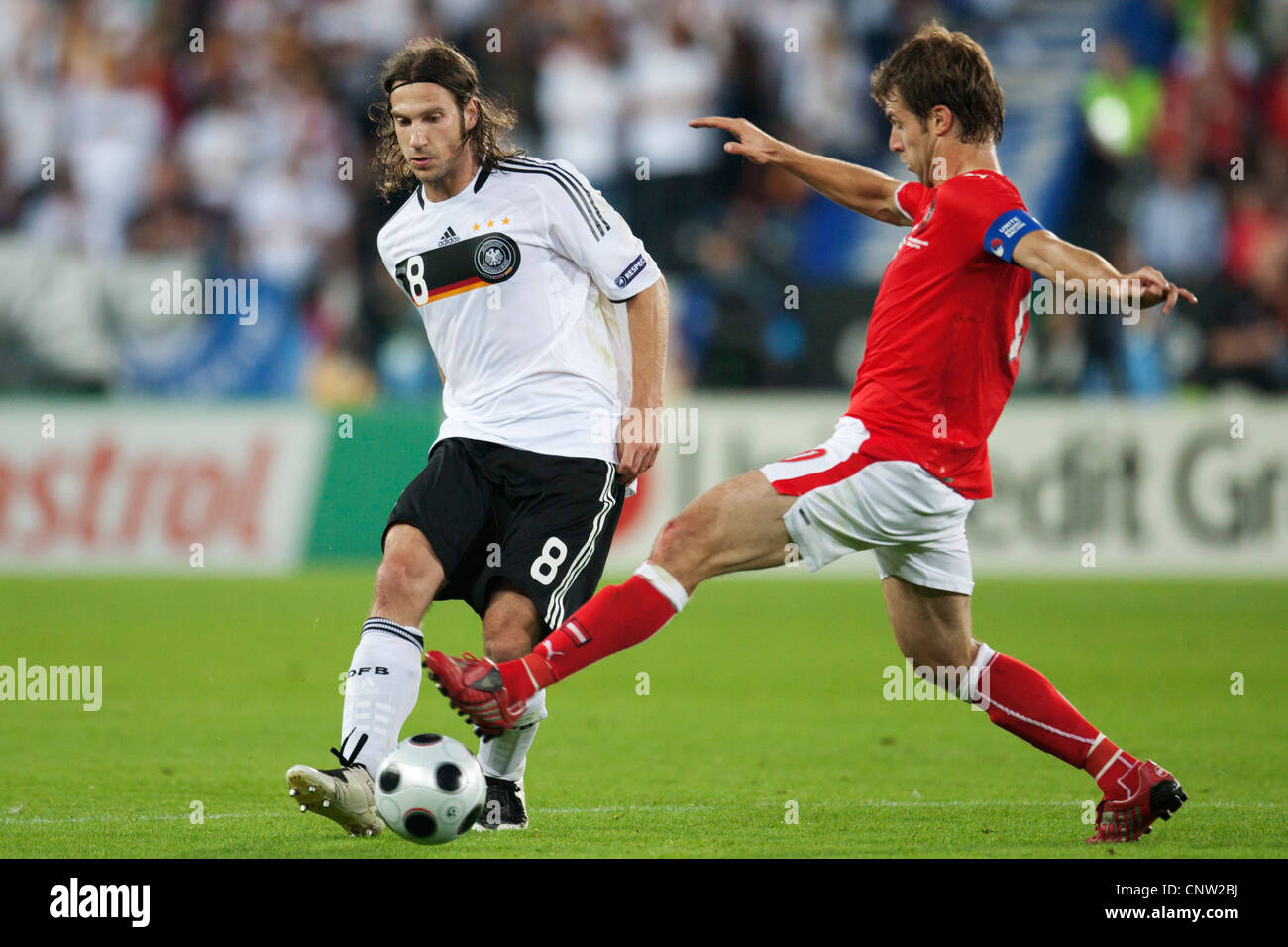 Torsten Frings aus Deutschland (L) übergibt den Ball gegen Andreas Ivanschitz aus Österreich (R) während eines Gruppenspiels der UEFA Euro 2008 im Ernst-Happel-Stadion am 16. Juni 2008 in Wien. Nur redaktionelle Verwendung. Kommerzielle Nutzung verboten. (Foto: Jonathan Paul Larsen / Diadem Images) Stockfoto