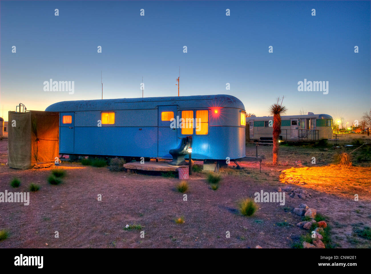 Ein Anhänger an El Cosmico, eine Lodge in Marfa, Texas. Stockfoto