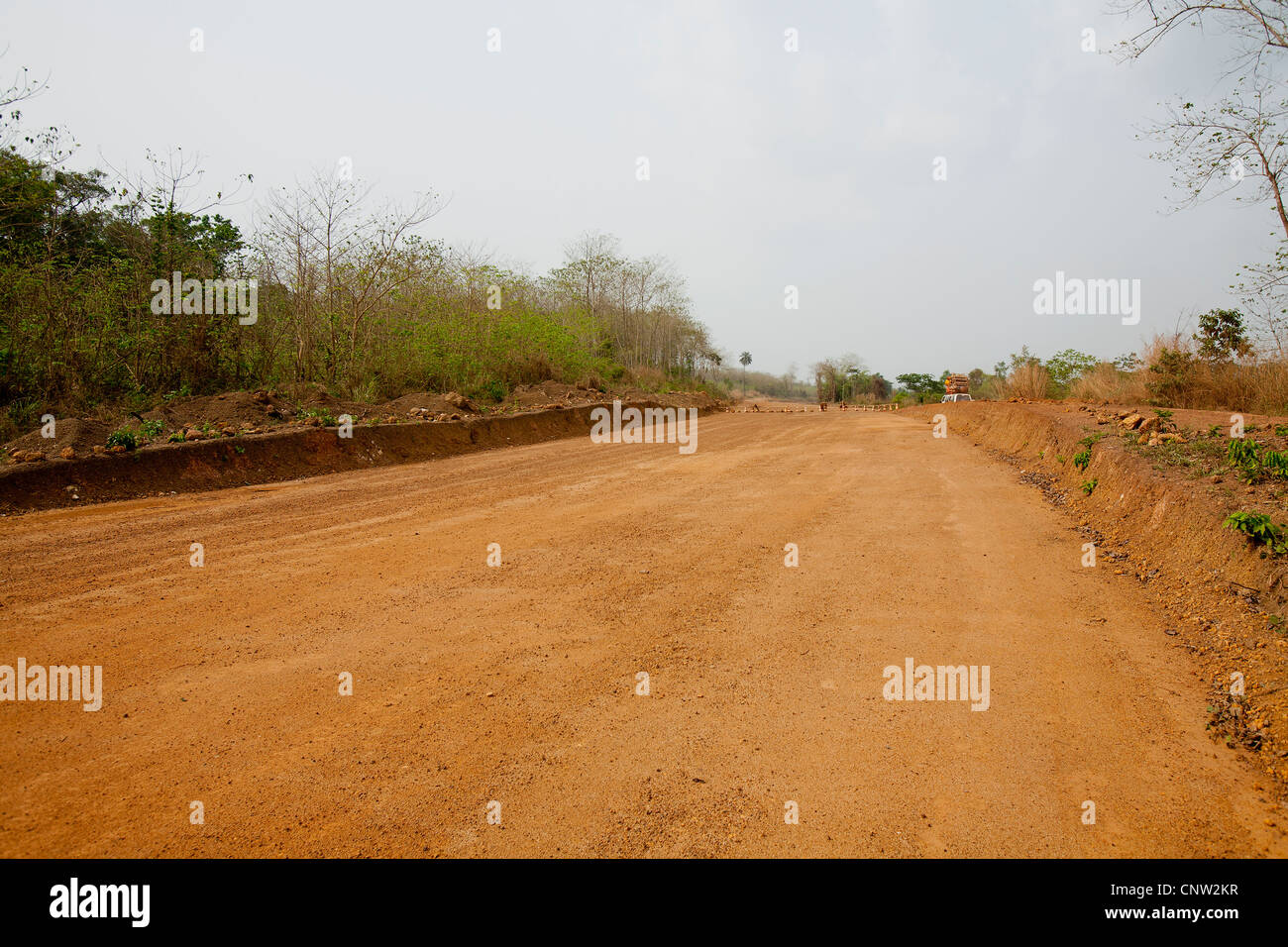 Neue Straße in der Entwicklung von chinesischen Unternehmen in der Nähe von Kenema, Sierra Leone, Westafrika Stockfoto