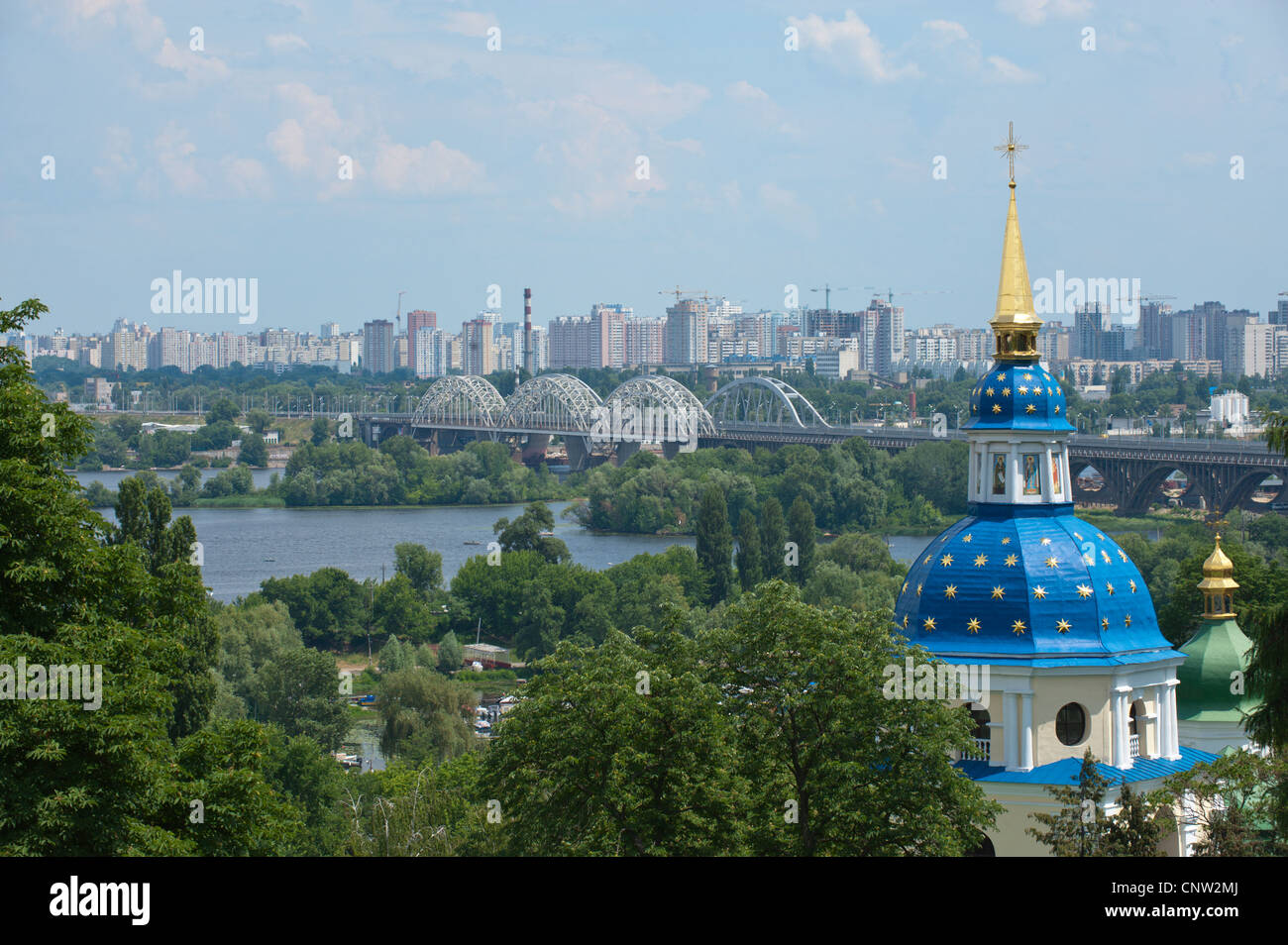 Blick auf Vydubychi Kloster, mit Blick auf den Dnjepr in der Wohngegend von Berezniaky, Kiew, Ukraine, Europa. Stockfoto