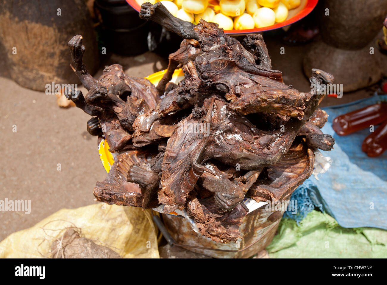 Geräucherte Buschfleisch Affe verkauft einen lokalen Markt, Sierra Leone Stockfoto