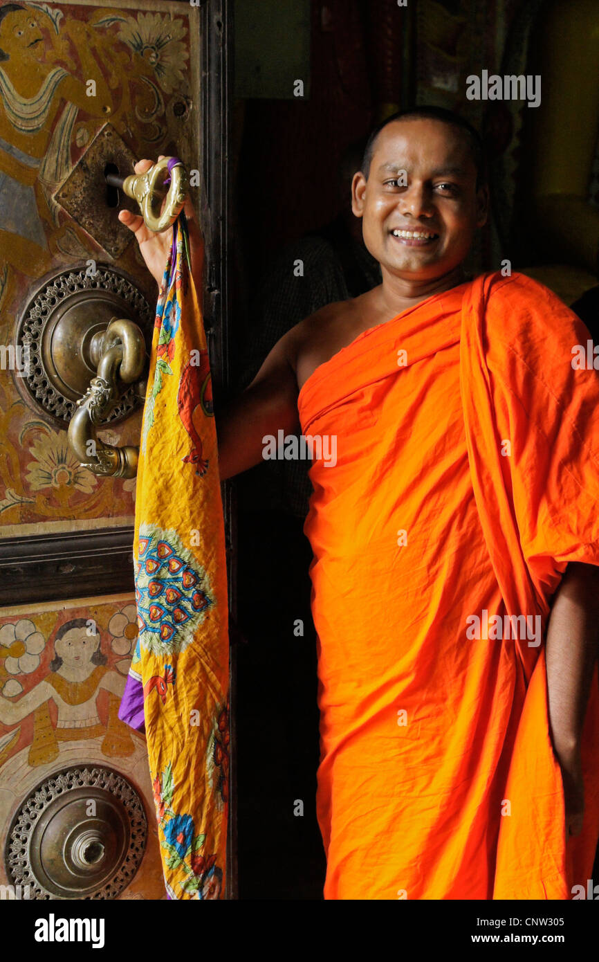 Buddhistischer Mönch im Kloster Asigiriya Maha Vihara, Kandy, Sri Lanka ...