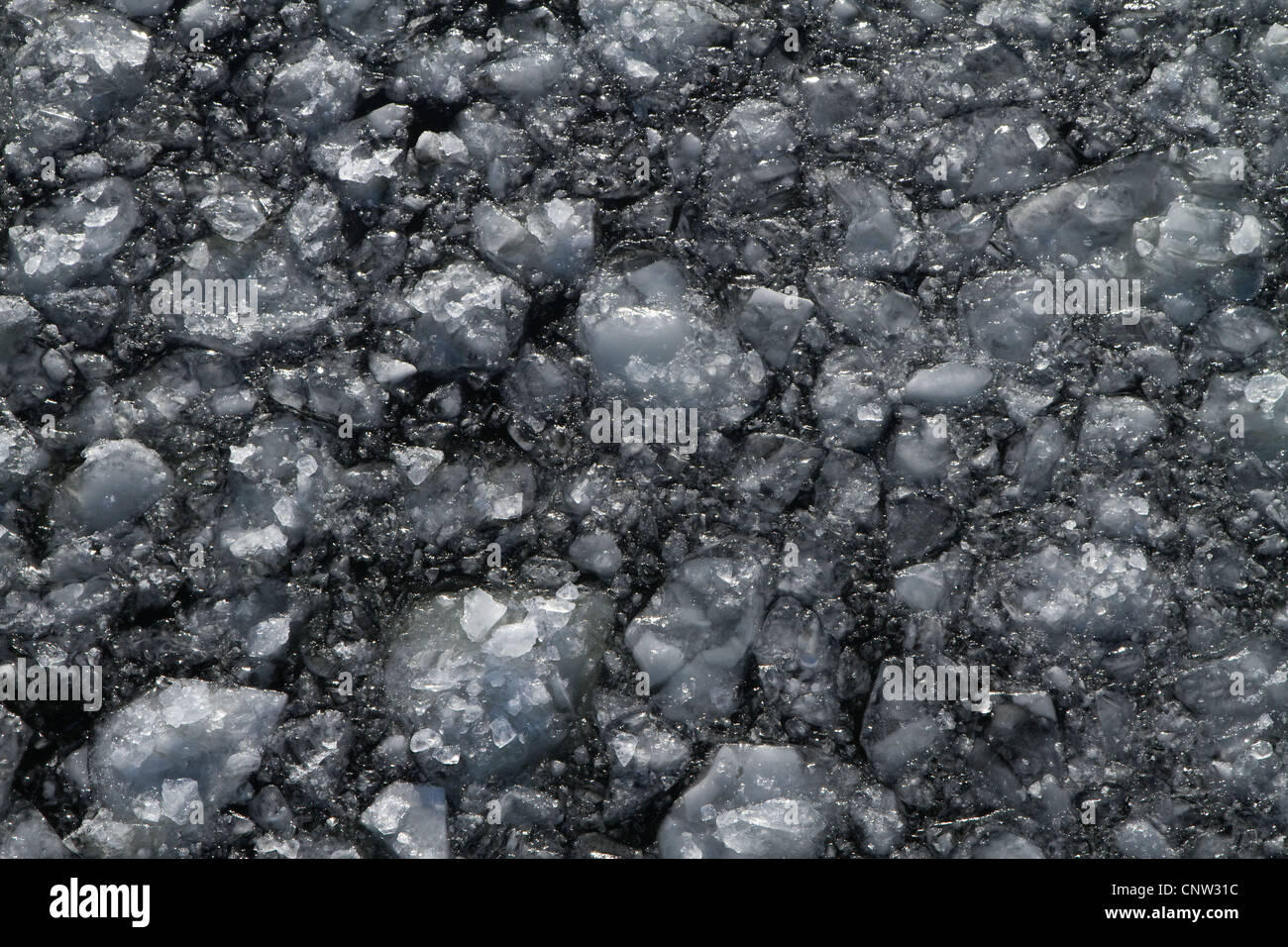 zugefrorenen Fluss mit Eisbrocken Stockfoto