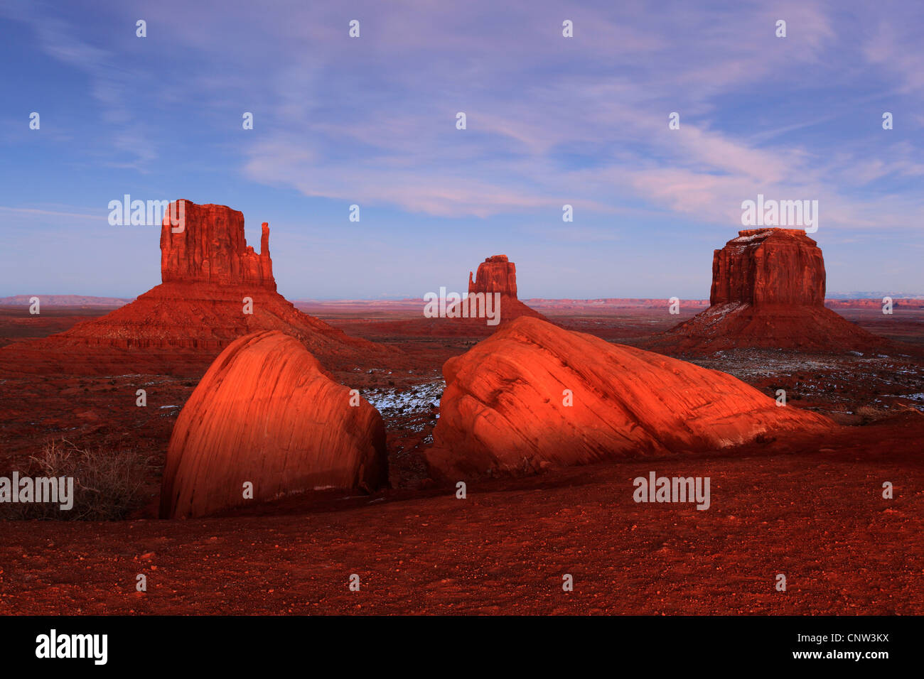 Stein-Monolith Mitten Buttes und der Merrick Butte, Blick vom Besucherzentrum, USA, Utah, Monument Valley National Park Stockfoto