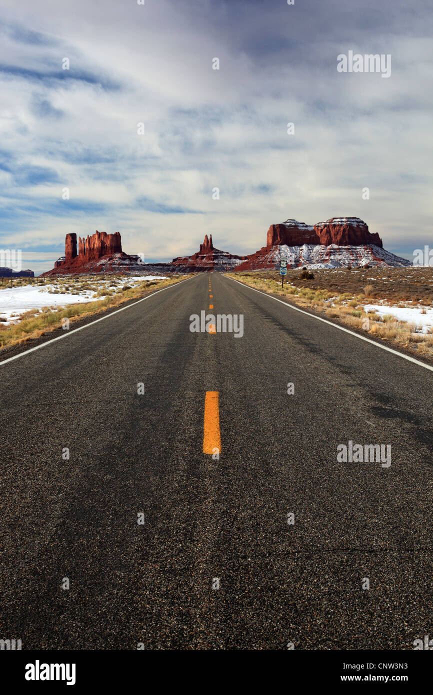 Straße im Monument Valley in Winter, USA, Utah, Monument Valley National Park Stockfoto