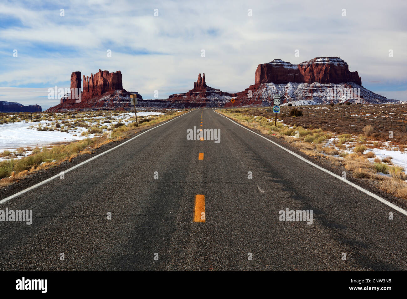 Straße im Monument Valley in Winter, USA, Utah, Monument Valley National Park Stockfoto
