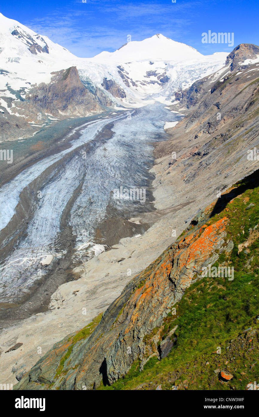 Gletscher Pasterze (mit 9 km Länge der größte Gletscher des Landes), vor Johannisberg (3453 m) und neben Nationalpark Hohe Tauern, Großglockner (links, 3798 m), Österreich Stockfoto