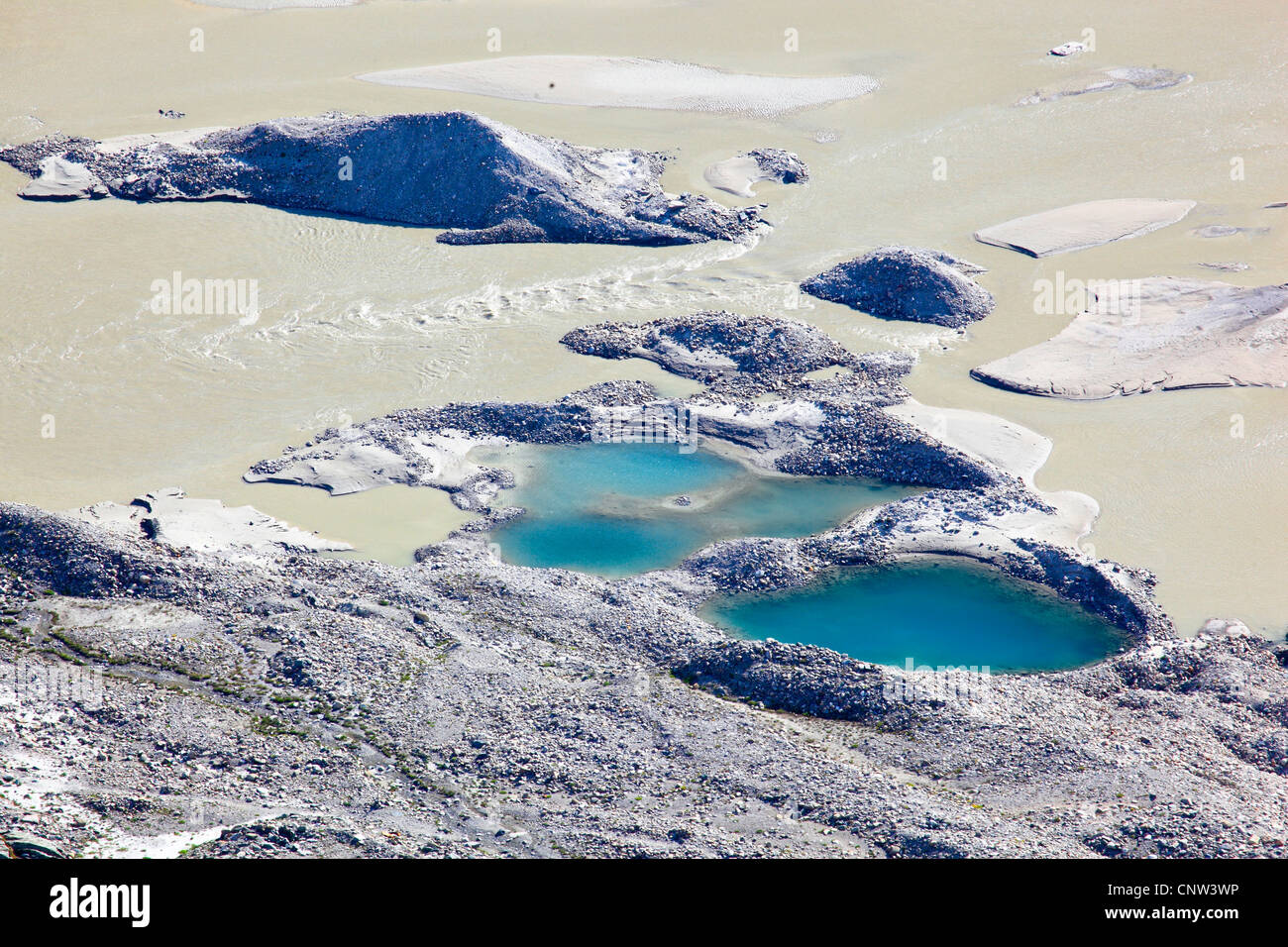 Schmelzen Sie, Wasserpfützen und Schlamm und Geröll Sedimente der Pasterze (mit 9 km Länge der größte Gletscher des Landes), Österreich, Nationalpark Hohe Tauern Stockfoto