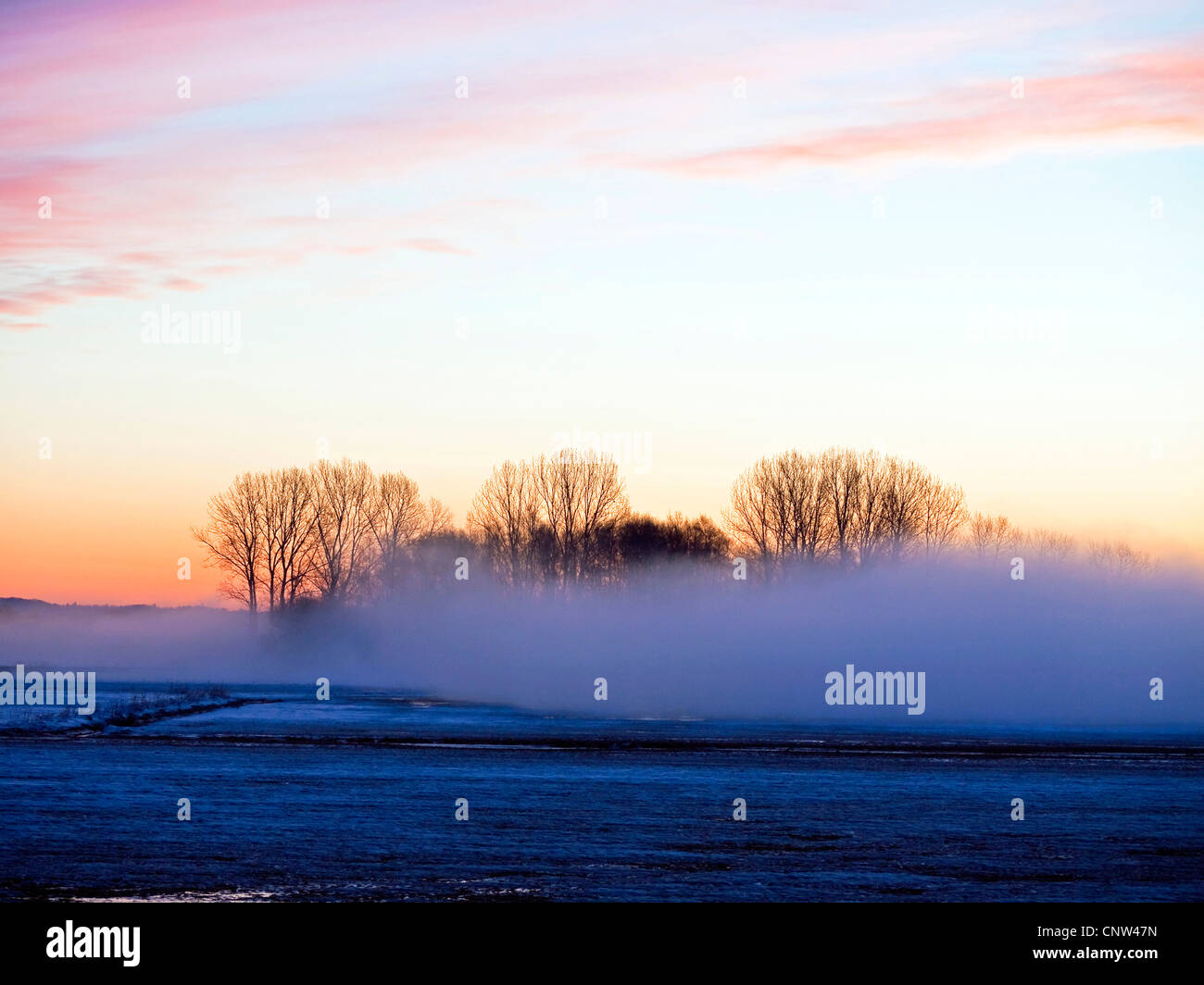 Sonnenaufgang über dem Teufelsmoor bei Worpswede mit dem Weyerberg im Hintergrund Stockfoto