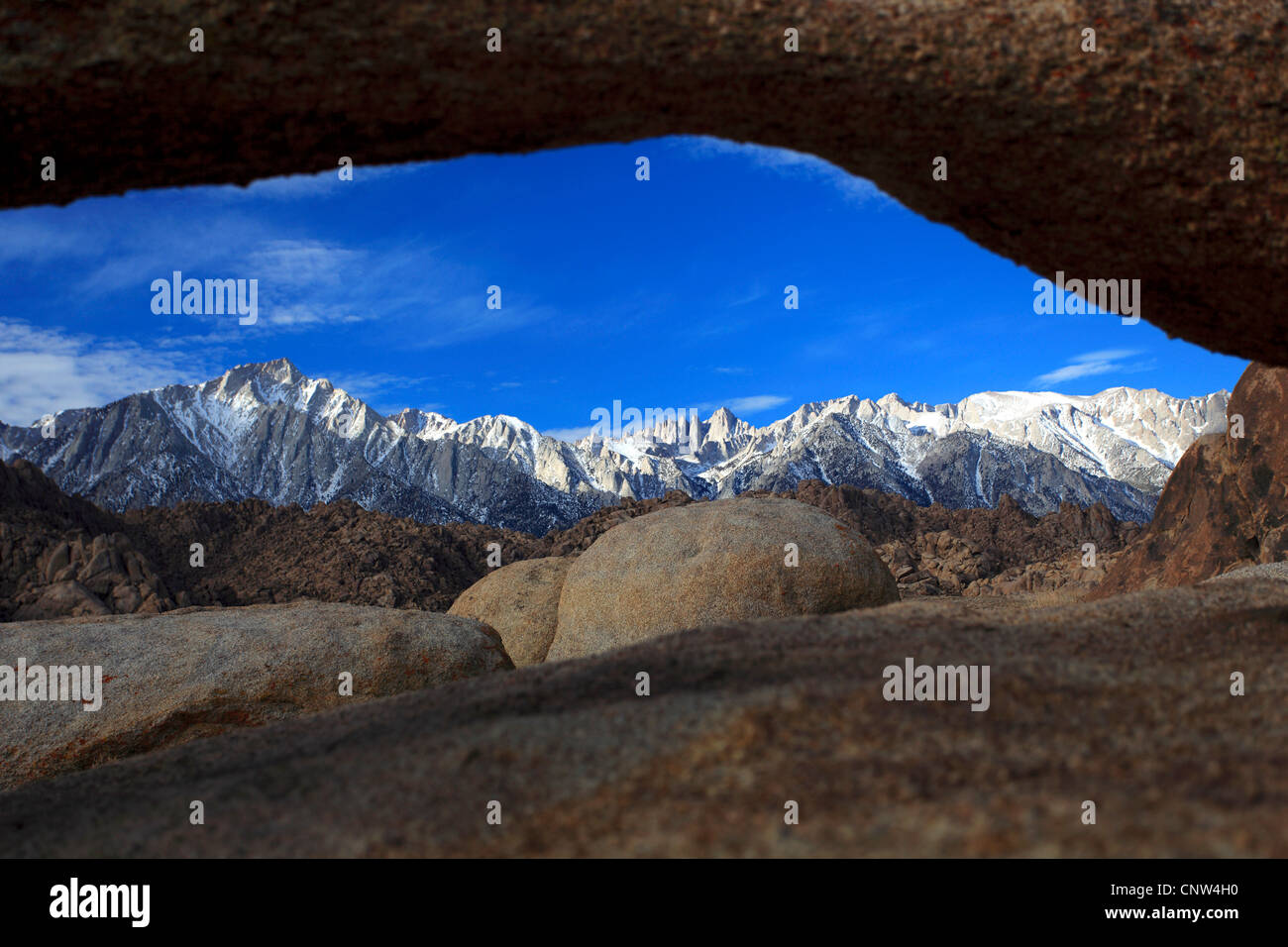 Bogen Frames Lone Pine Peak, Alabama Hills in der Nähe von Lone Pine, Bogen von erodierten Granit, USA, California Stockfoto