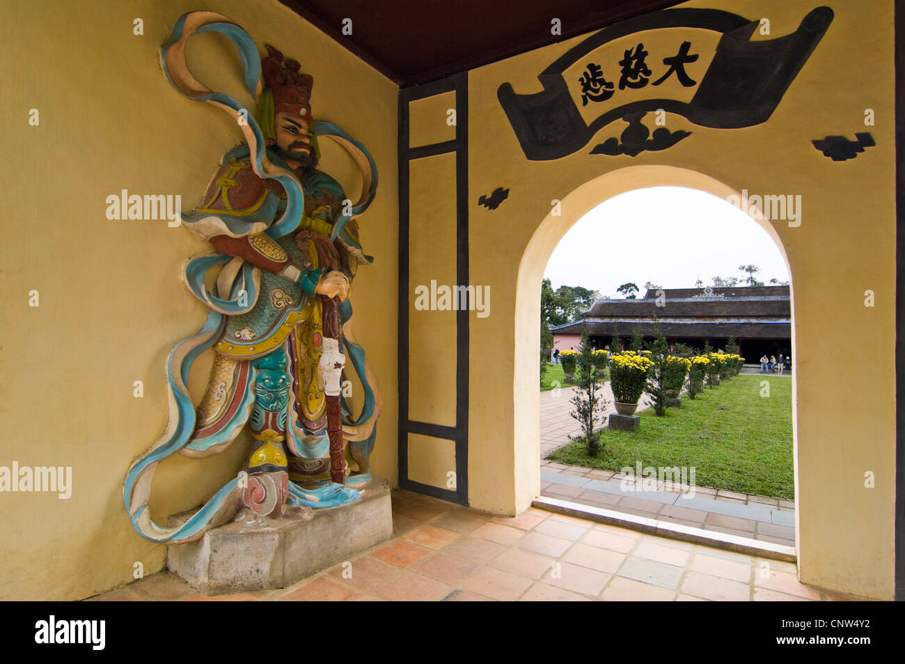 Horizontale Ansicht der Thien Mu Pagode (Chùa Thiên Mụ) Eine historische Tempel im Zentrum von Hue, Vietnam Stockfoto