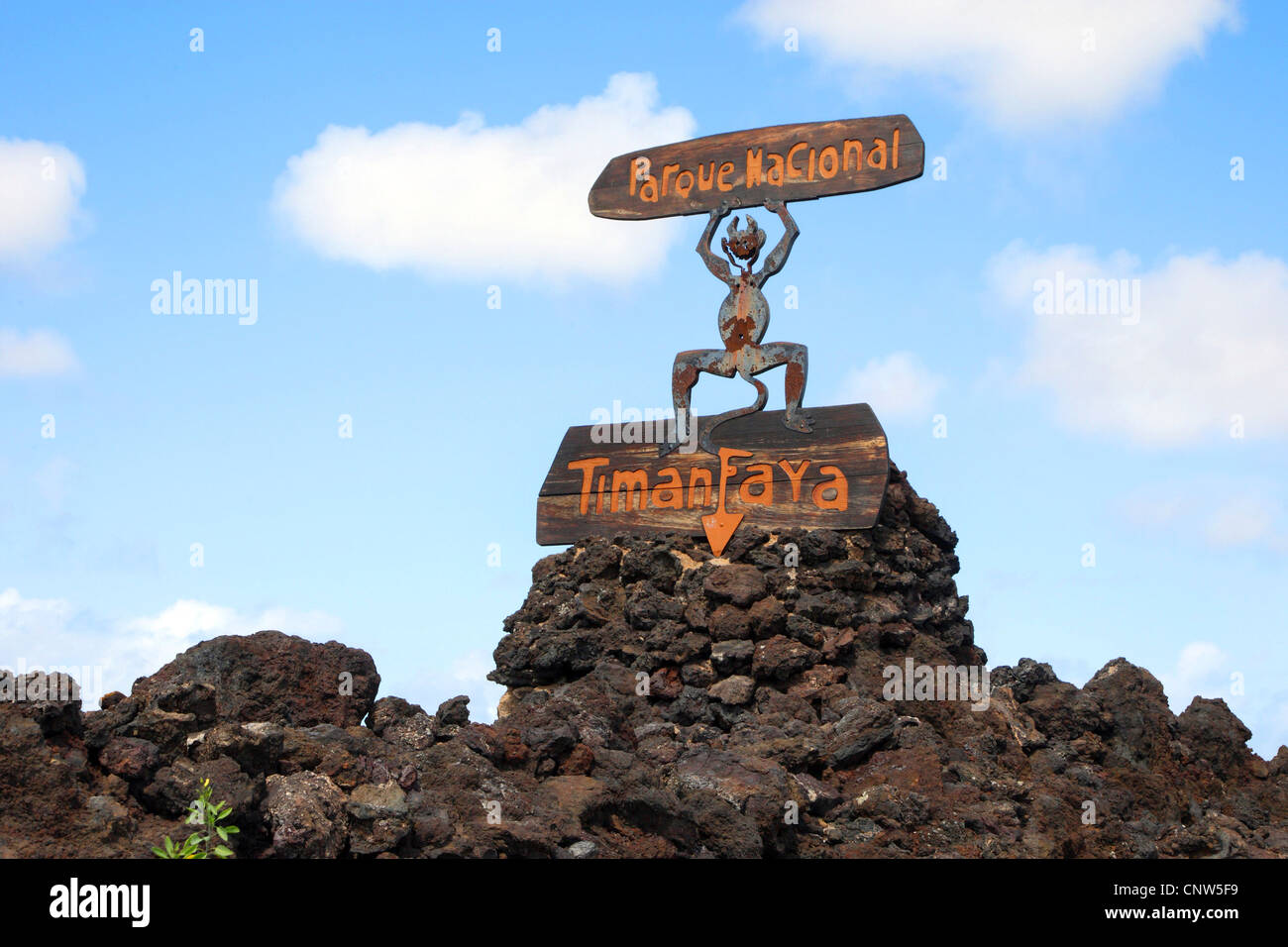 NP Timanfaya auf einem Felsenturm, Kanarische Inseln, Lanzarote, Nationalpark Timanfaya Nationalpark Zeichen Stockfoto