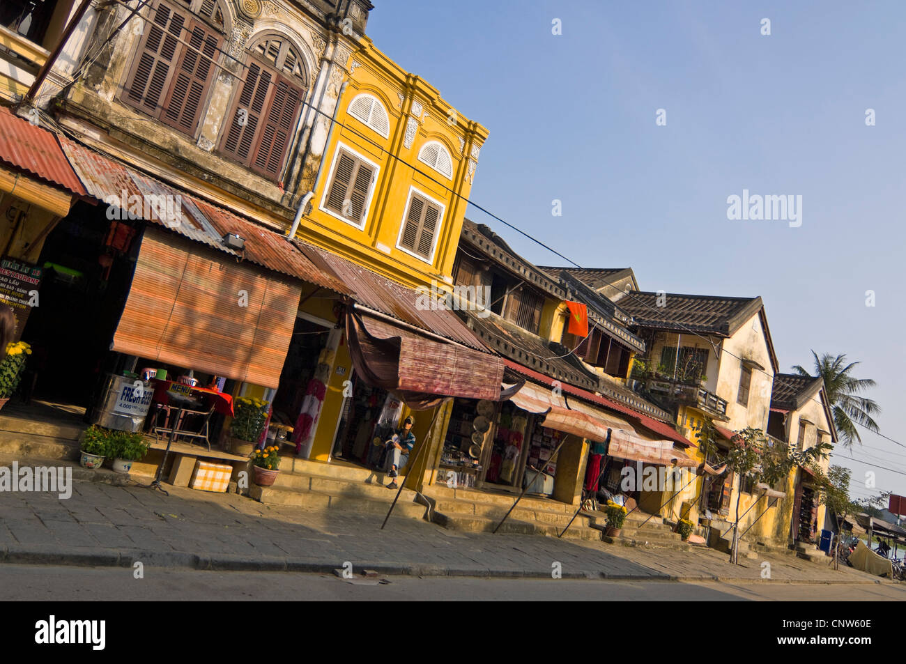 Horizontale Stadtbild Ansicht der Ramshackled alten Häuser in Hoi An Altstadt an einem sonnigen Abend. Stockfoto