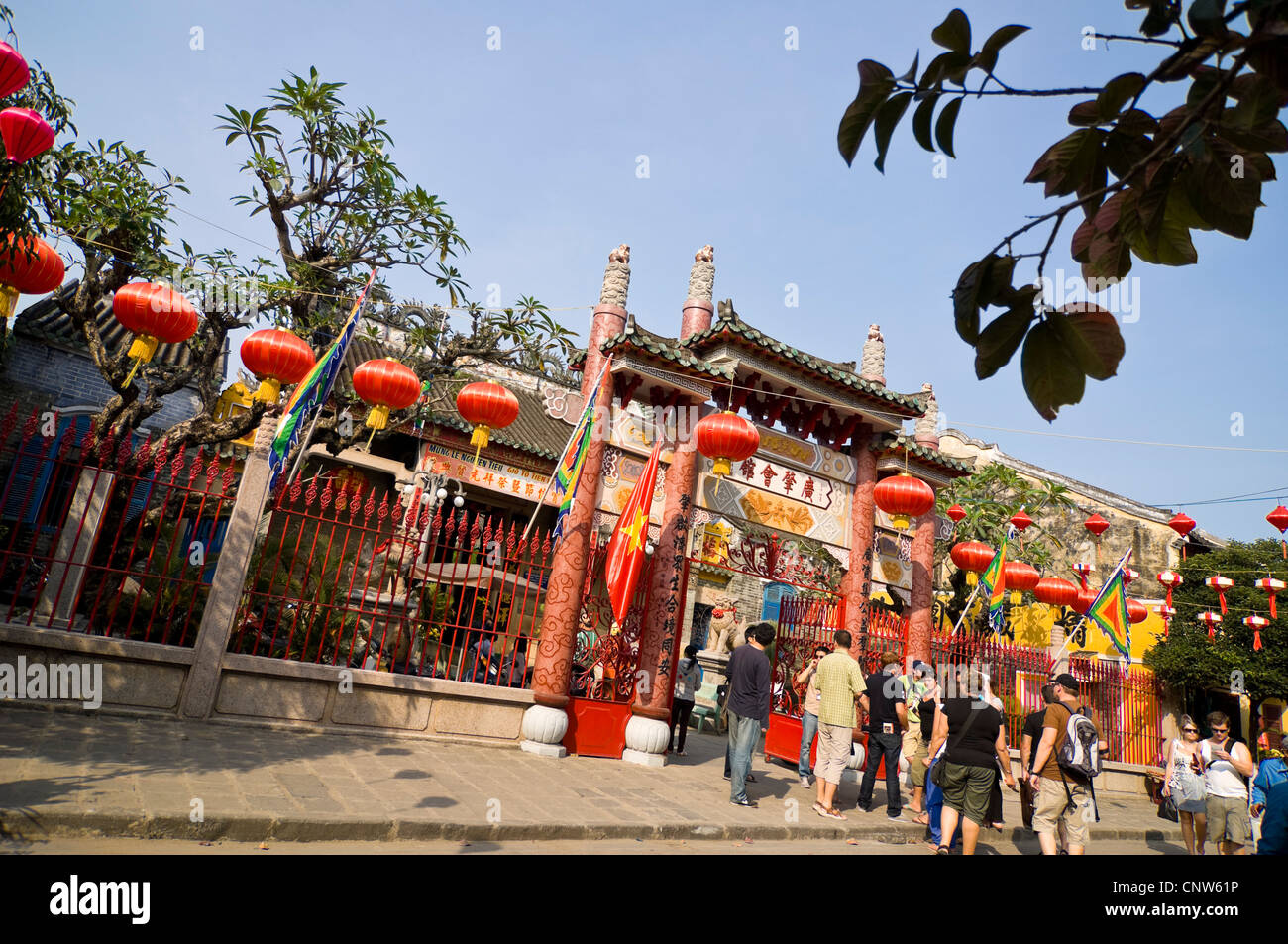 Horizontale Außenansicht der Touristen am Eingang des Hội Quảng Quán Triệu, Quang Trieu Aula, in Hoi An, Vietnam Stockfoto