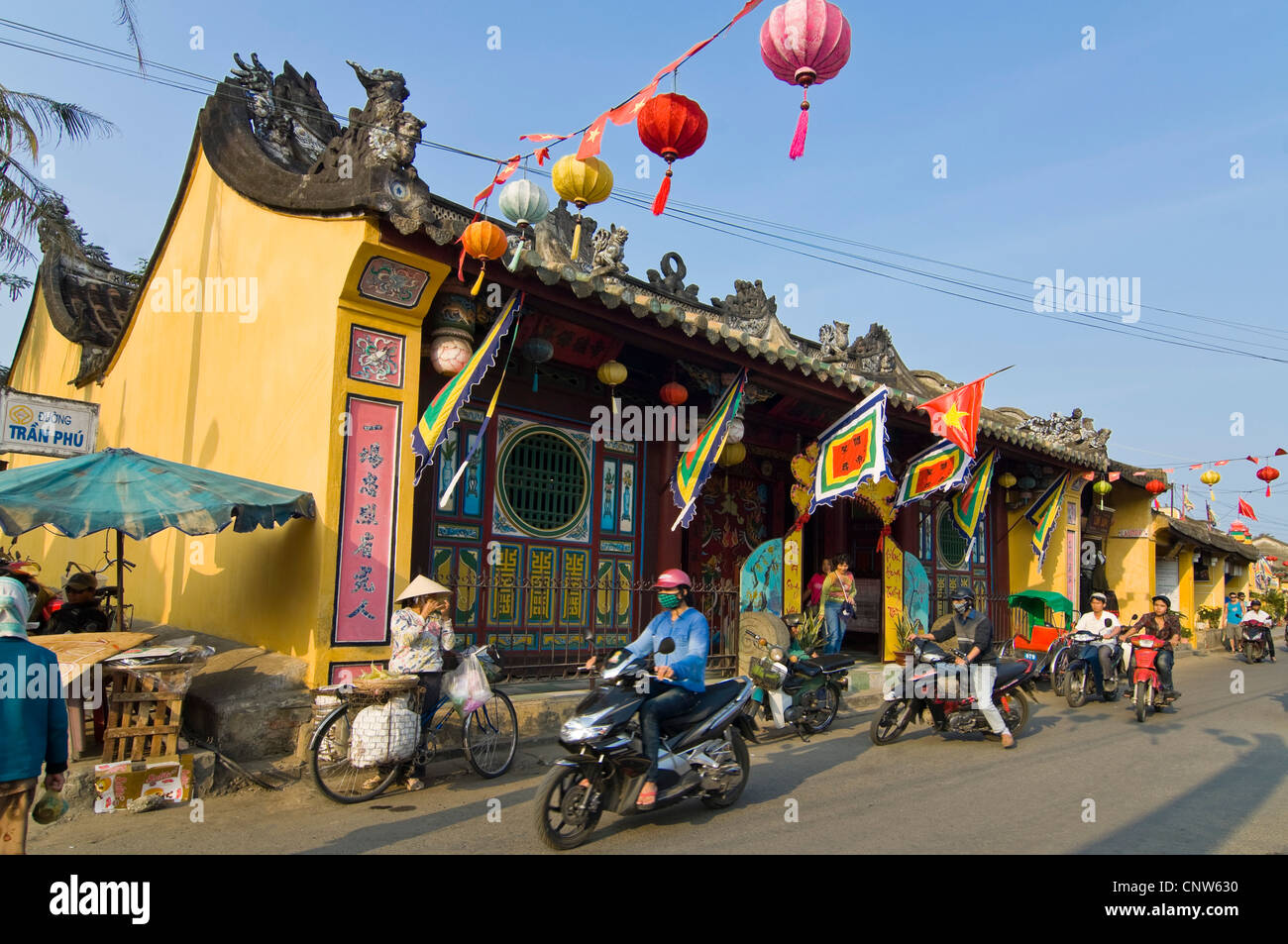 Horizontale Ansicht von Guan Yu Tempel entlang der Tran Phu Street in Hoi An Altstadt an einem sonnigen Abend. Stockfoto