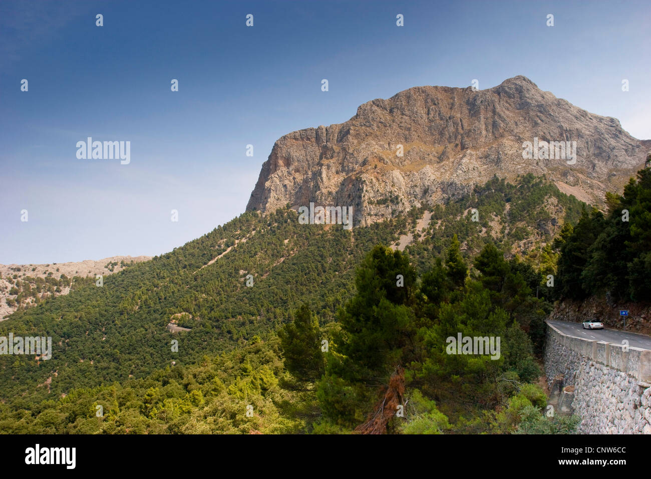 Straße in der Serra de Tramuntana und Puig Major (Berg), Spanien