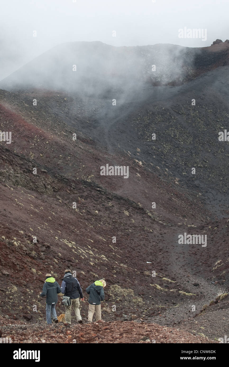 Familie Wandern in einem vulkanischen Krater des Ätna, Italien, Sizilien Stockfoto