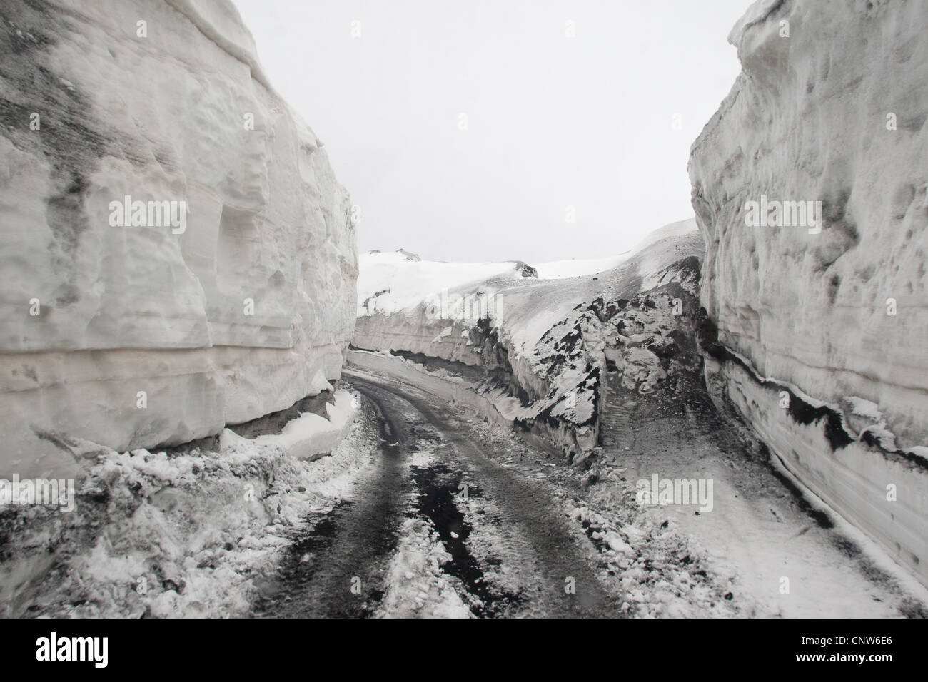 verschneiten Straße auf den Ätna, Italien, Sizilien Stockfoto