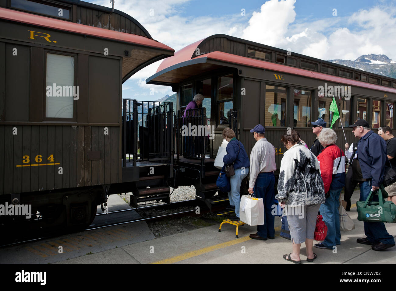 Touristen, die den White Pass & Yukon Zug einsteigen. Skagway. Alaska. USA Stockfoto