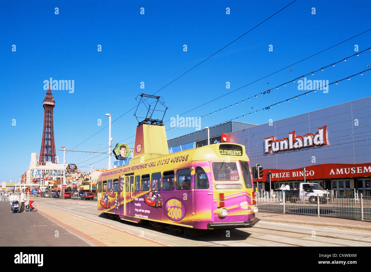 England, Lancashire, Blackpool, Straßenbahn direkt an Strandpromenade Stockfoto