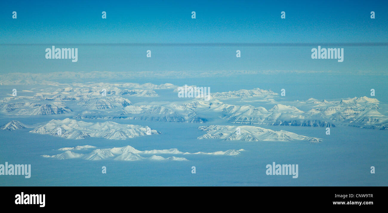 Luftaufnahme der Küste mit Gebirge, Grönland, Ostgroenland, Tunu, Kalaallit Nunaat, Scoresbysund, Kangertittivag, Ittoqqortoormiit Stockfoto