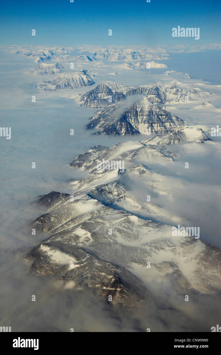 Luftaufnahme der Küste mit Gebirge, Grönland, Ostgroenland, Tunu, Kalaallit Nunaat, Scoresbysund, Kangertittivag, Ittoqqortoormiit Stockfoto