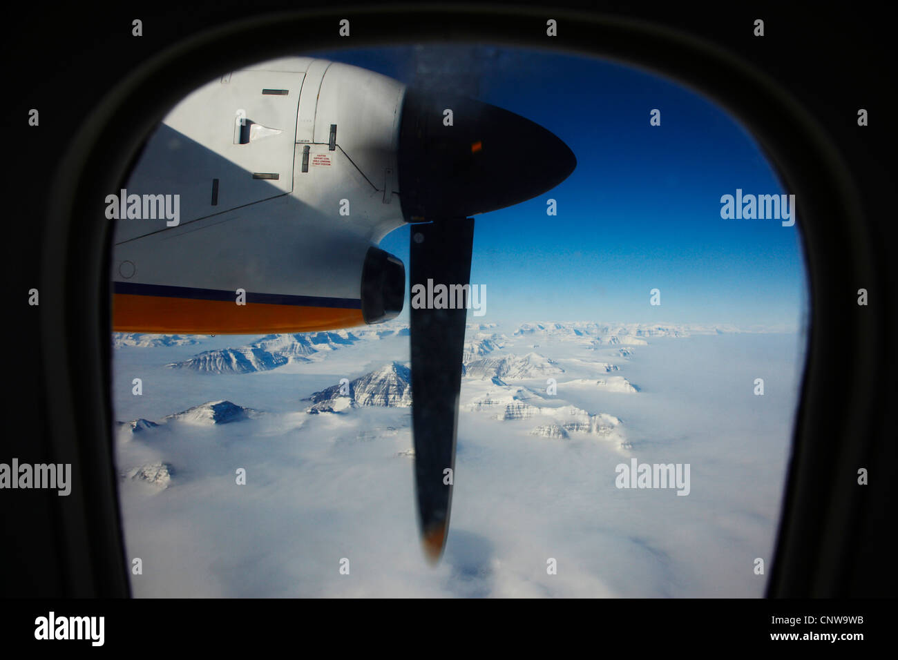 Blick aus dem Fenster eines Flugzeugs bedeckten Gebirge, Grönland, Ostgroenland, Tunu, Kalaallit Nunaat, Scoresbysund, Kangertittivag, Ittoqqortoormiit Cloud Stockfoto