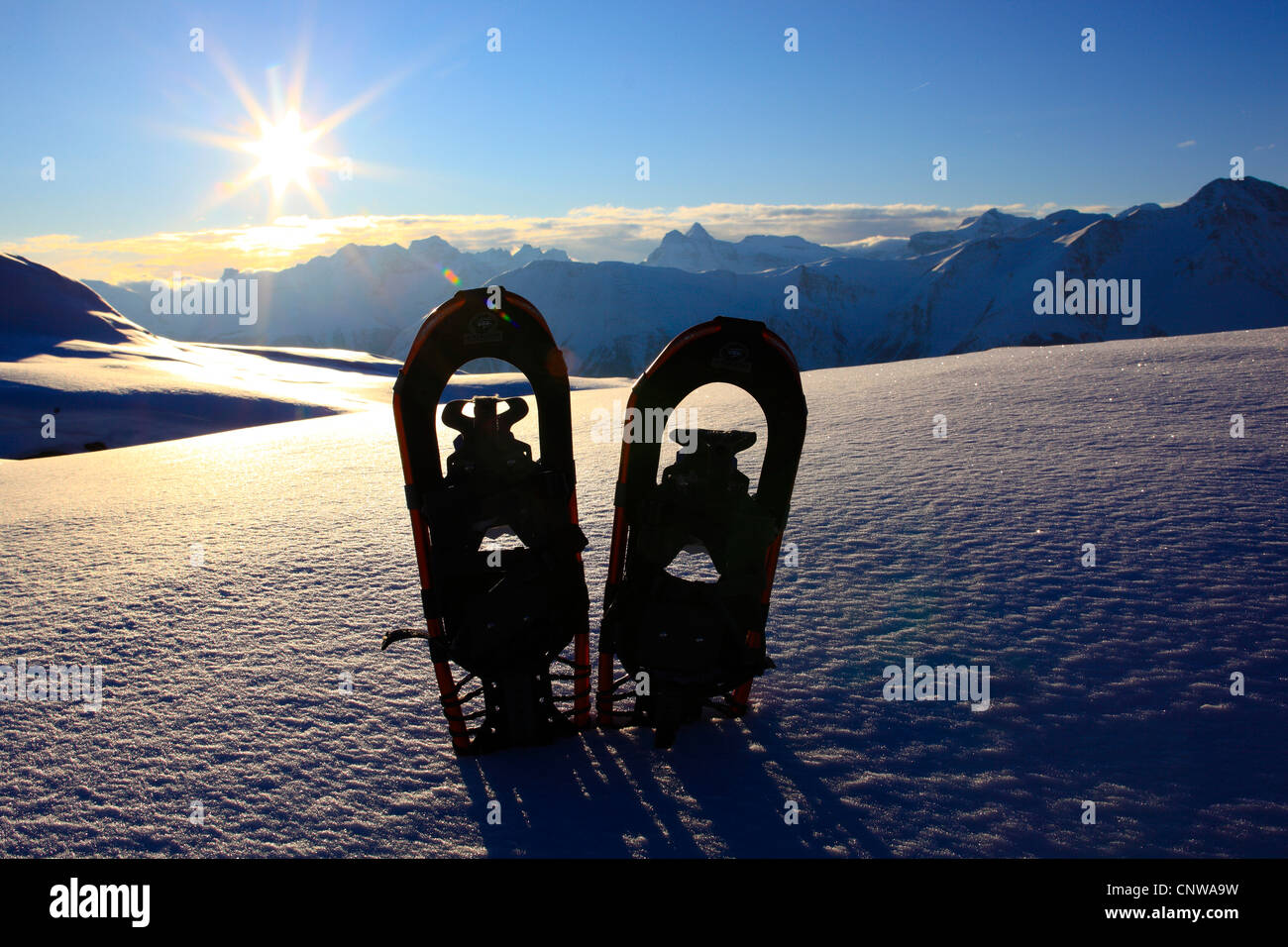 Paar Schneeschuhe stecken in einer unberührten Schneefeld bei Sonnenuntergang vor winterlich verschneiten Fusshorns (Gross Fusshorn 3627 m) in der Aletsch-Region, Schweiz, Wallis Stockfoto