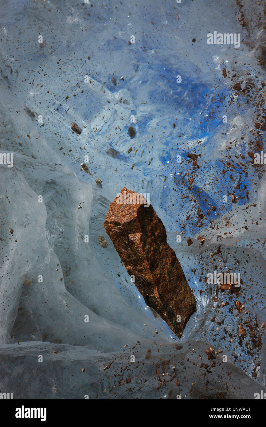 Stein, eingebettet im Eis, Grönland, Ostgroenland, Tunu, Kalaallit Nunaat, Liverpool Land, Lillefjord, Kangertivatsiakajik Stockfoto