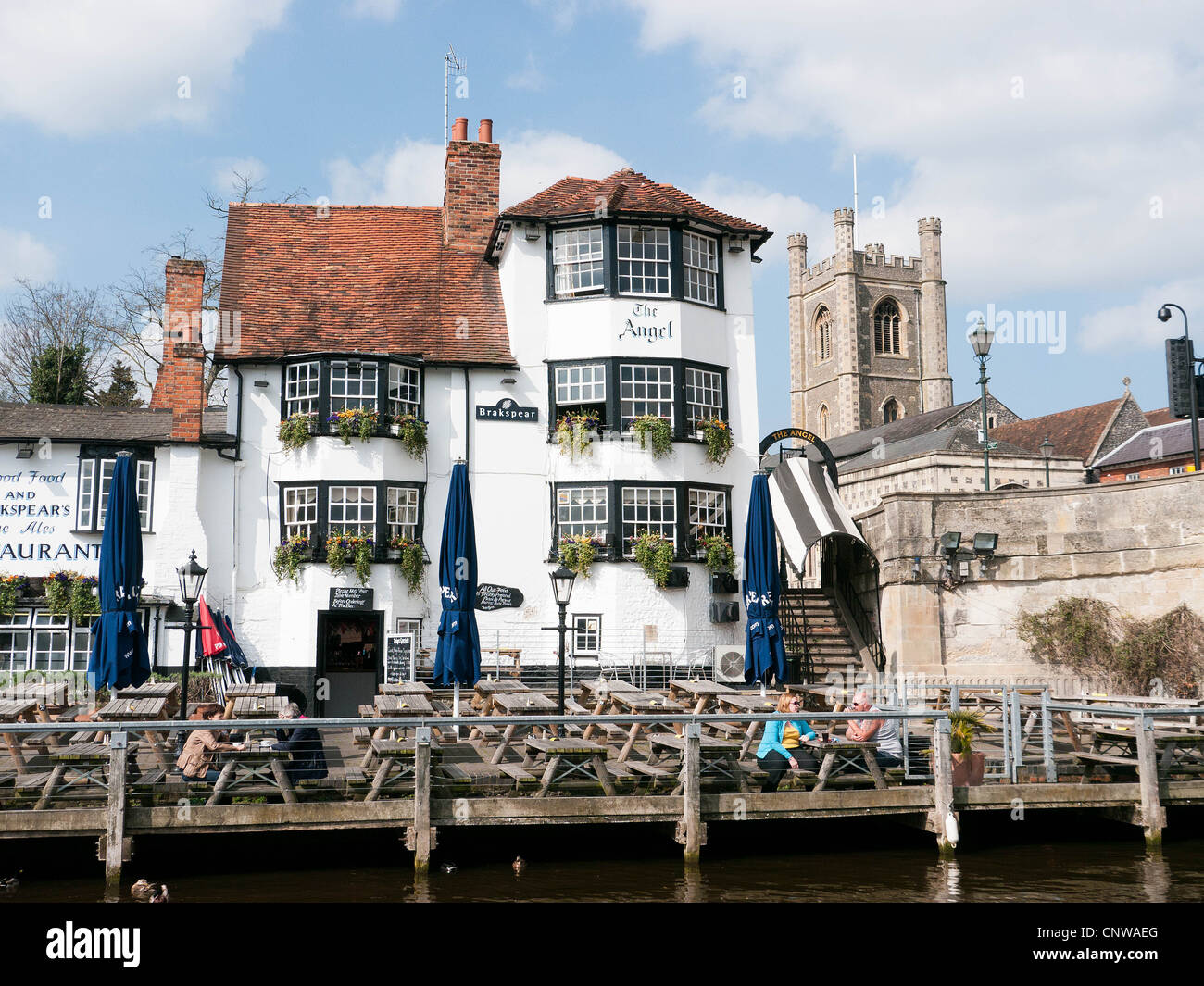 Der Engel auf der Brücke Public House, Henley on Thames mit der Marienkirche im Hintergrund, Oxfordshire, England, UK Stockfoto