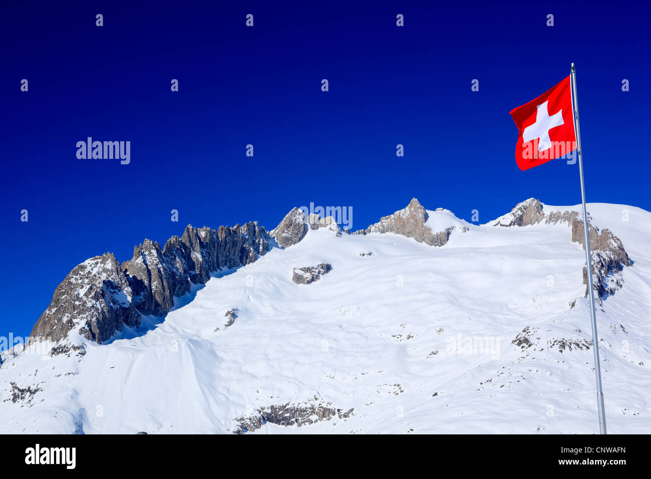 Fusshoerner, Grosses Fusshorn (3627 m) im Aletschgebiet mit der Schweizer Flagge im Vordergrund, Schweiz, Schweizer Alpen Stockfoto
