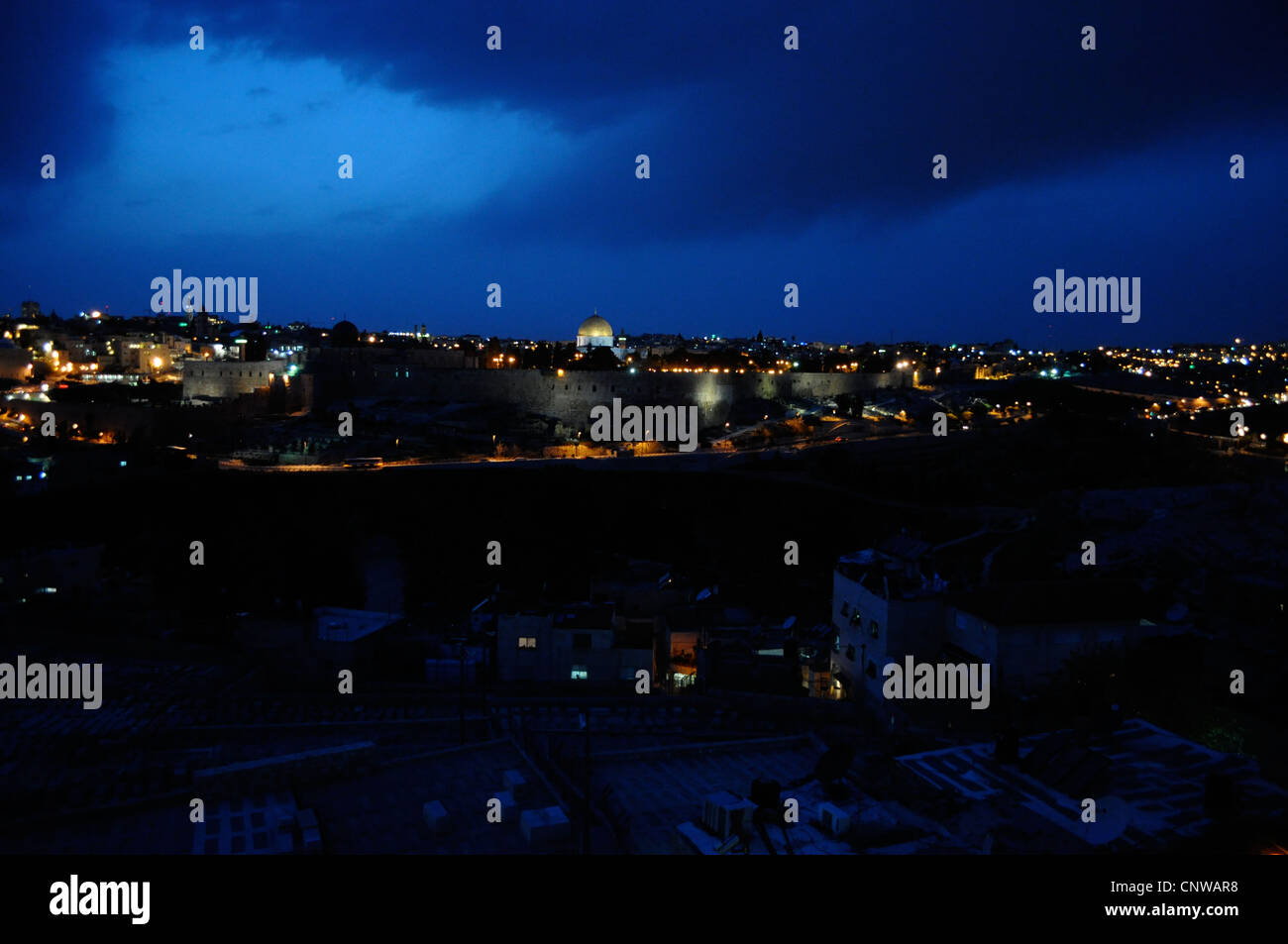 Besetzten Ost-Jerusalem mit muslimischen und jüdischen Friedhöfen und umstrittenen Heiligen Stätten. Jüdische Gräber säumen den Ölberg Stockfoto