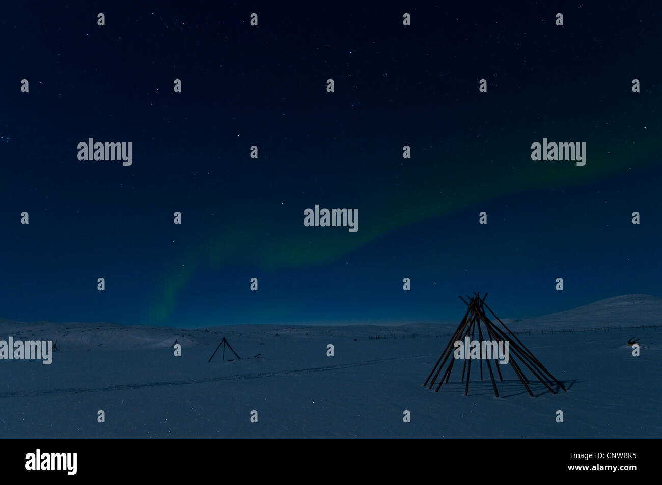 Rahmen einer Sami-Zelt in Polarlichter (Aurora Borealis), Schweden, Lappland, Norrbotten, Padjelanta Nationalpark Stockfoto