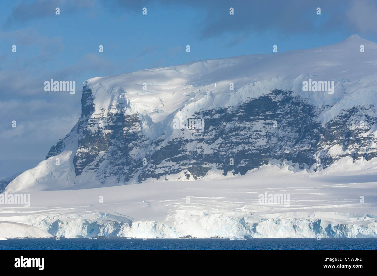 Berg am Rande der Gerlache Strait, Antarktis droht massive Stockfoto