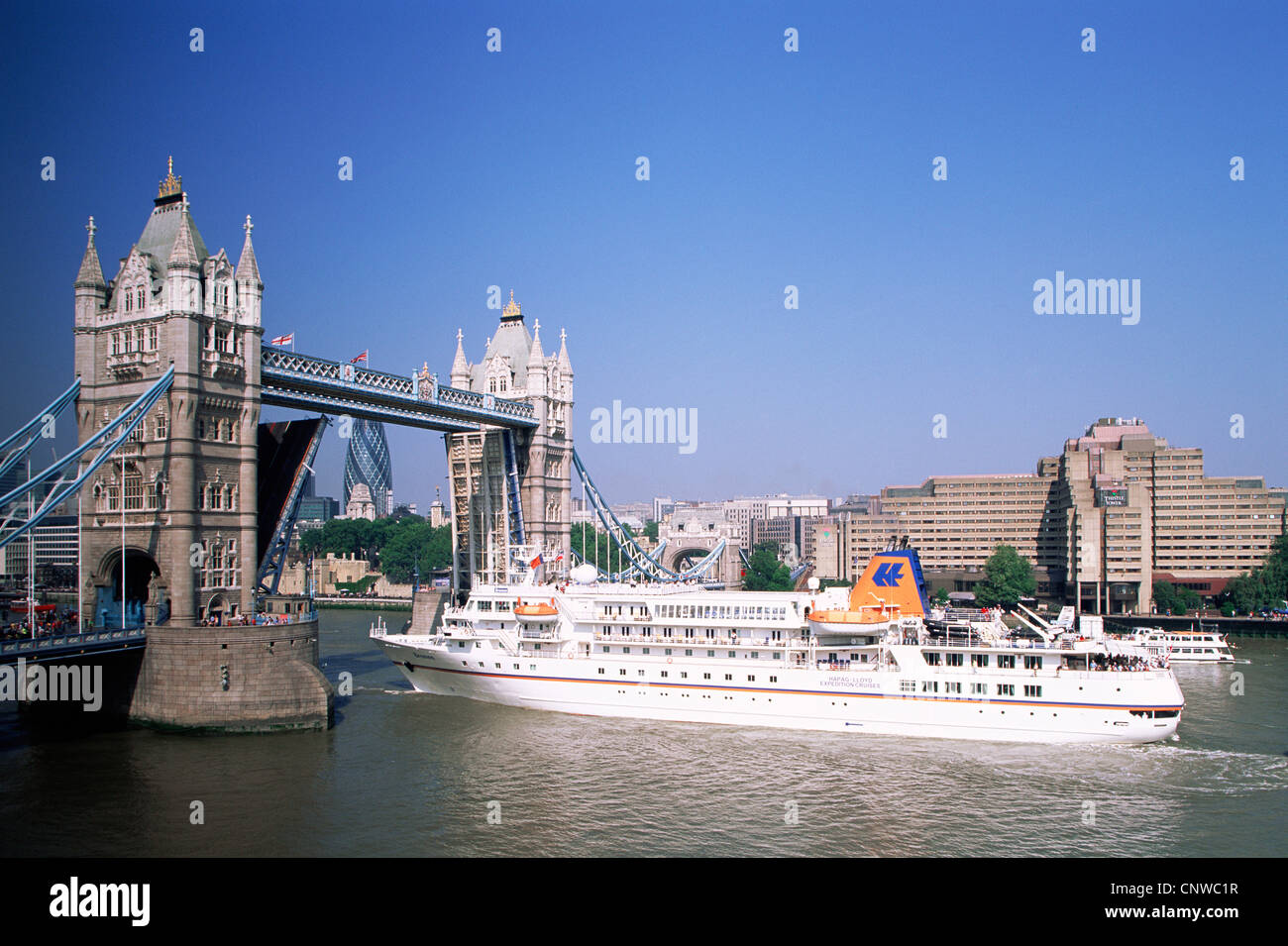England, London, Tower Bridge, Brücke Heben mit Kreuzfahrtschiff durchlaufen Stockfoto