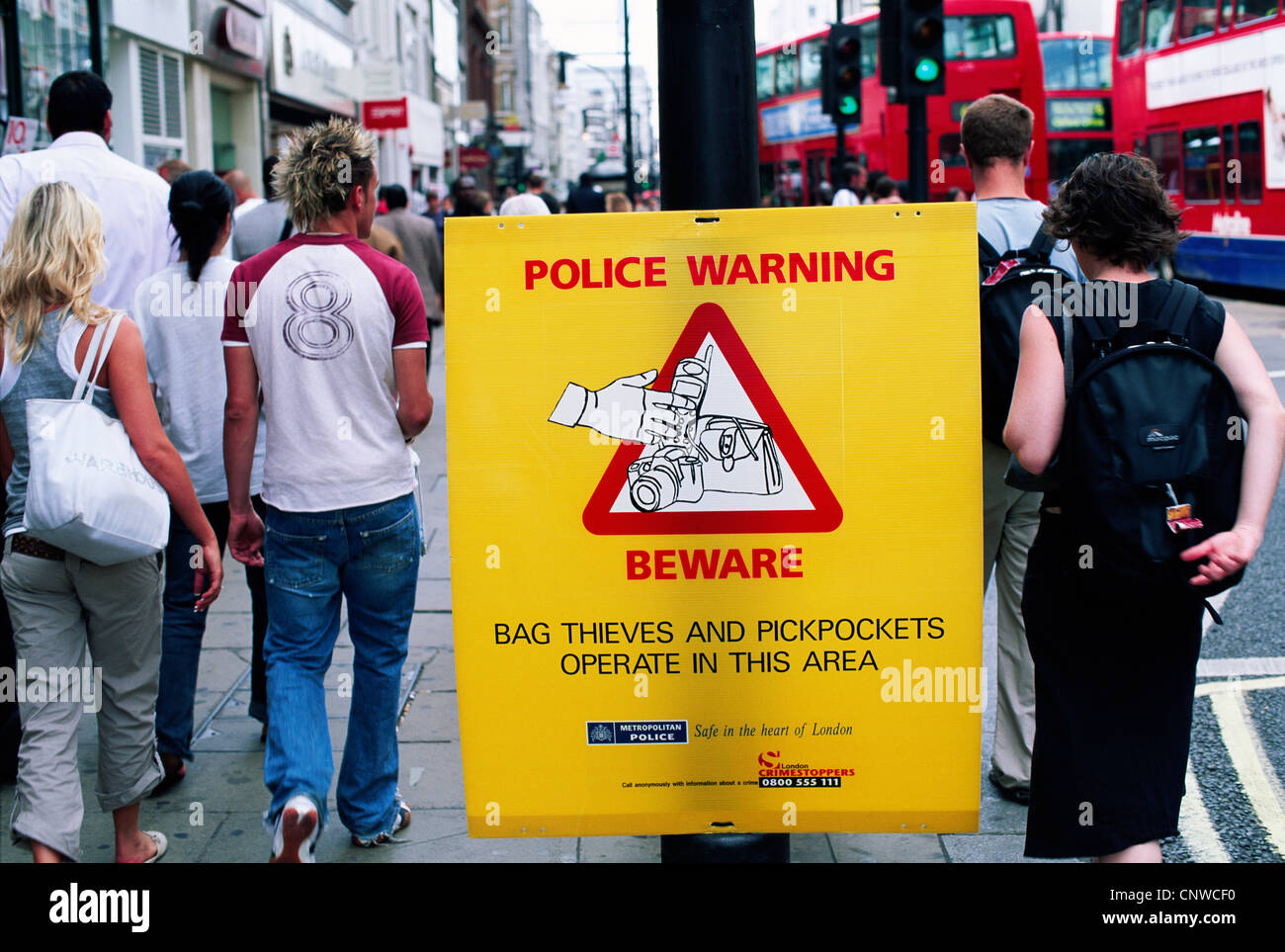 England, London, Oxford Street, Polizei Hinweisschild für das Bewusstsein für Taschendiebe und Diebe Stockfoto