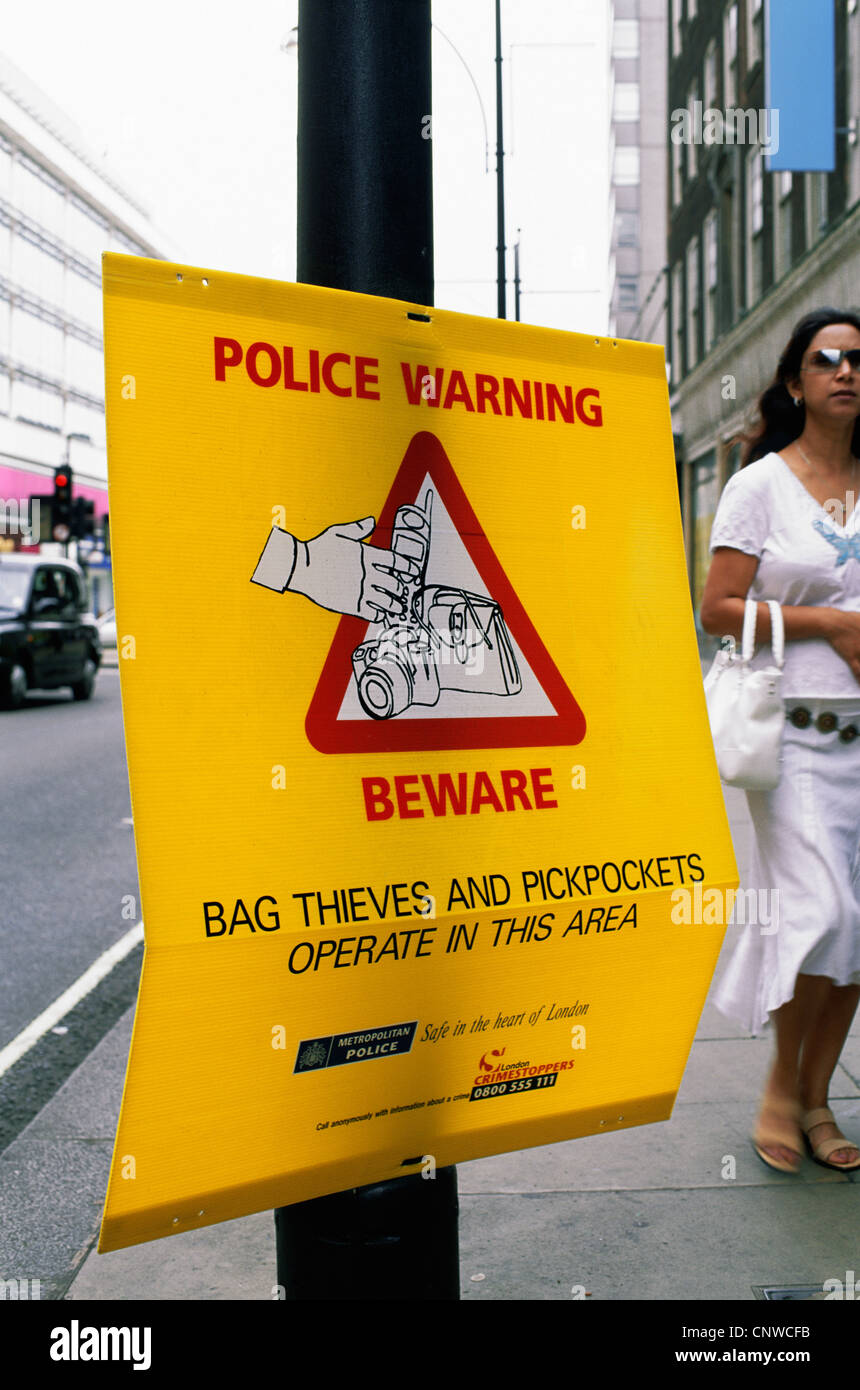 England, London, Oxford Street, Polizei Hinweisschild für das Bewusstsein für Taschendiebe und Diebe Stockfoto